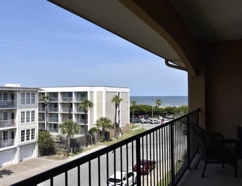 OCEANVIEW; 3-bedroom spacious, beautiful condo with free Wi-Fi & parking 4