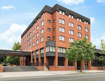 Town House Queen Room at Arcadian Hotel! Close to Coolidge Corner Theatre 5