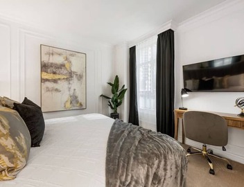 Elegant Luxury: 2 Bed Canada Place - Self-Parking 3