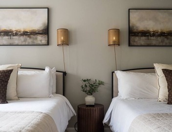 Stylish Oasis:Sleeps 7 | King Bed | Prime Location 4