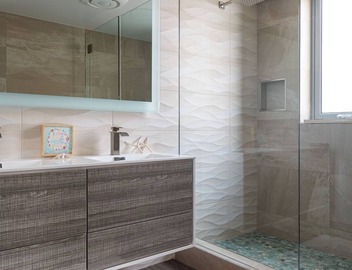 Bring the family to this spacious 7 bedrooms/7 bath home in Manhattan Beach 5