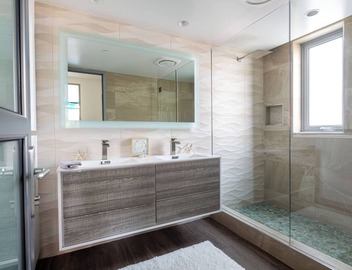 Bring the family to this spacious 7 bedrooms/7 bath home in Manhattan Beach 2