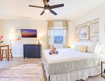 Intracoastal Waterside Studio 2 Blocks to Beach 3
