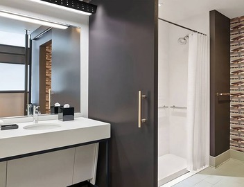 Relaxing Couple Pet-Friendly Stay | Seafood & Portland Attractions 4