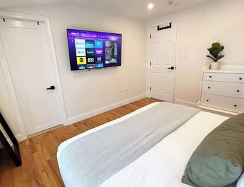 High-End Condo with Modern Flair 4