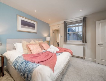 Niru Experience Hidden Gem In Chelsea 2BD 2BA 5