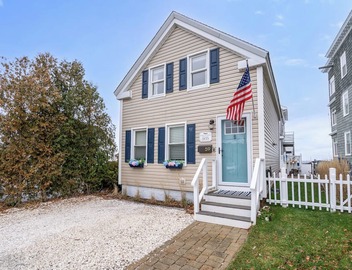 Charming 2-bedroom house in welcoming Swampscott with private beach 4