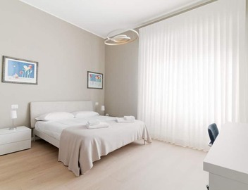 GuestHost - Bright apartment of about 85 sqm, able to accommodate up to 5 people, located on the mezzanine floor of a building (NO elevator - there are some steps to climb).The property is located in a residential area of ​Milan, full of services an 2