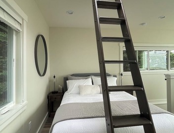 7 min to downtown! Retreat for 2 on Queen Anne Hill w/Rooftop Deck & Ocean View. 2