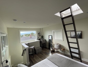 7 min to downtown! Retreat for 2 on Queen Anne Hill w/Rooftop Deck & Ocean View. 4
