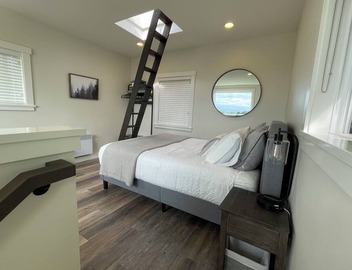 7 min to downtown! Retreat for 2 on Queen Anne Hill w/Rooftop Deck & Ocean View. 5