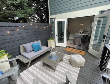 7 min to downtown! Retreat for 2 on Queen Anne Hill w/Rooftop Deck & Ocean View. 2