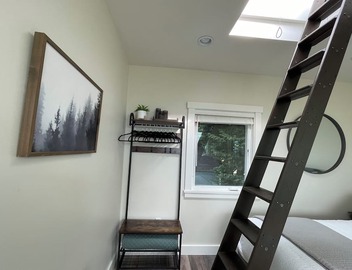 7 min to downtown! Retreat for 2 on Queen Anne Hill w/Rooftop Deck & Ocean View. 3