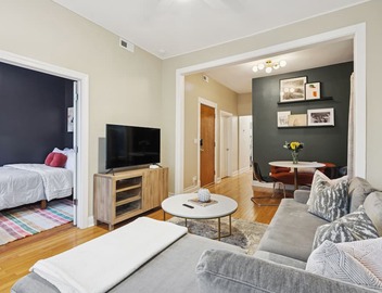 Spacious 4-bedroom apartment with WiFi, AC in brilliant Chicago 4