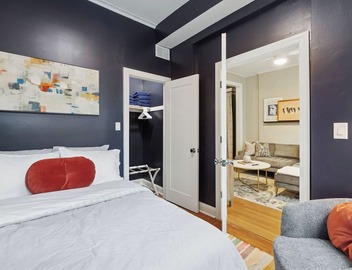 Spacious 4-bedroom apartment with WiFi, AC in brilliant Chicago 4