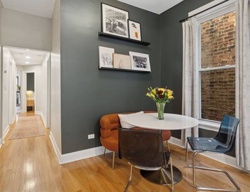 Spacious 4-bedroom apartment with WiFi, AC in brilliant Chicago 3