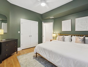 Spacious 4-bedroom apartment with WiFi, AC in brilliant Chicago 5