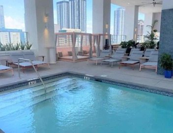 Chic Downtown Studio With Rooftop Pool and Gym 4