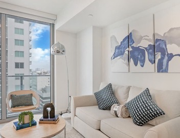 Chic Downtown Studio With Rooftop Pool and Gym 3