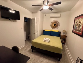 Charming Studio Cabin under Oak tree 2 mins walk to Magazine quiet neighborhood, 3