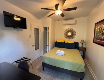 Charming Studio Cabin under Oak tree 2 mins walk to Magazine quiet neighborhood, 2
