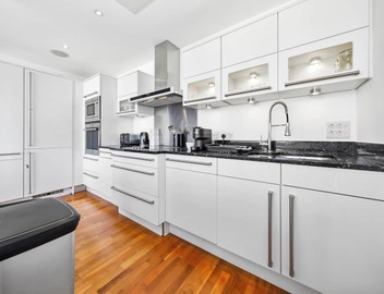 Luxury 2BR with Thames Riverside Views 5