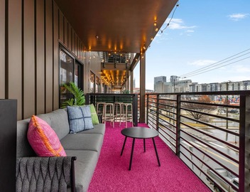 Broadway Bliss ★ Walk to Broadway! ★ 3 Bedroom DT condo ★ Pool, Gym, Fire Pits 5