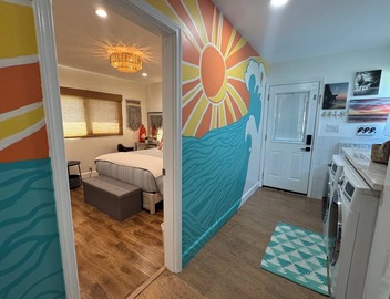 Stylish suite near beach & LAX—private entry, vibrant decor, cozy comfort. 4