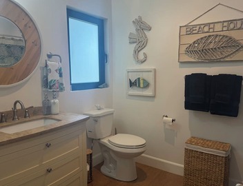 Stylish suite near beach & LAX—private entry, vibrant decor, cozy comfort. 5
