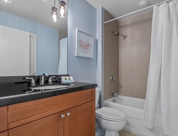 Luxurious 2/2 Downtown Apartment 5