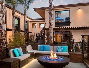 King Deluxe Patio, The Cove Hotel | Heated Pool and Wave Lounge 4