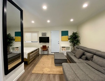 Guest suite near La Cienega Park Beverly Hills. 5 min to LACMA, and Rodeo Drive 2