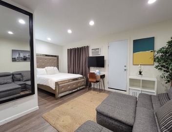 Guest suite near La Cienega Park Beverly Hills. 5 min to LACMA, and Rodeo Drive 3