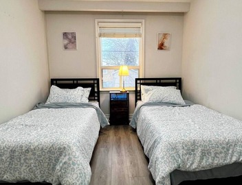 Modern and Newly Renovated 4-bedroom 2 bathroom house with WiFi in Toronto 4