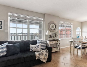 Prime Spot! | Walk to Beach, Dining & Shops 5