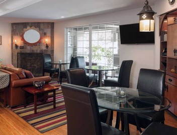 Feels Like Home! With Full Kitchen, Complimentary Airport Shuttle! 3