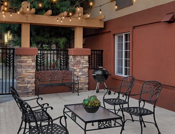 Feels Like Home! With Full Kitchen, Complimentary Airport Shuttle! 4