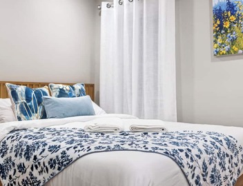Lux 2nd floor 3brm/1bath 5