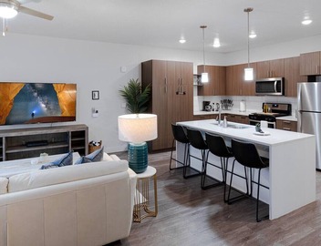 Convention Ctr Luxury 1BR Pool Gym Hot Tub 3