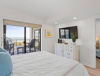 Fully Renovated Ocean Views, Pool, STEPS to Beach, Restaurants, Shops 3