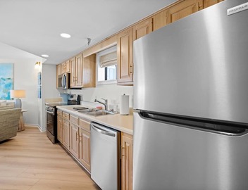 Fully Renovated Ocean Views, Pool, STEPS to Beach, Restaurants, Shops 5