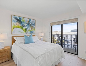 Fully Renovated Ocean Views, Pool, STEPS to Beach, Restaurants, Shops 5