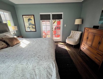 MidCity Oasis: Charming 2-br 2-ba house w/porch, fireplace & giant yard! 2