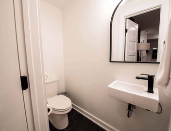 Sosuite | 2BR Apt w W/D, Split Level 5