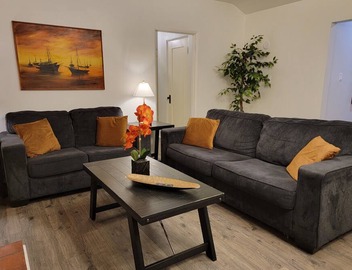 Spacious 3 bedroom apt. Walk to markets, Game console, 10 min to Rodeo Drive! 4