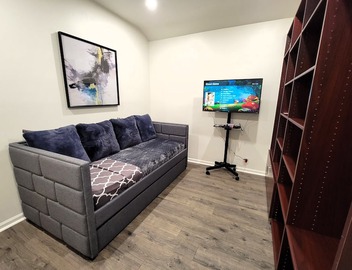 Spacious 3 bedroom apt. Walk to markets, Game console, 10 min to Rodeo Drive! 2
