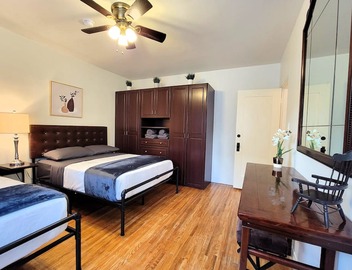 Spacious 3 bedroom apt. Walk to markets, Game console, 10 min to Rodeo Drive! 2