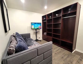 Spacious 3 bedroom apt. Walk to markets, Game console, 10 min to Rodeo Drive! 3