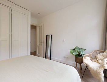 Elegant and stylish apartment just steps from Oosterpark, perfect for a relaxing Amsterdam stay. 3