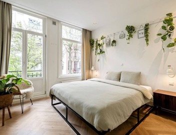 Elegant and stylish apartment just steps from Oosterpark, perfect for a relaxing Amsterdam stay. 2